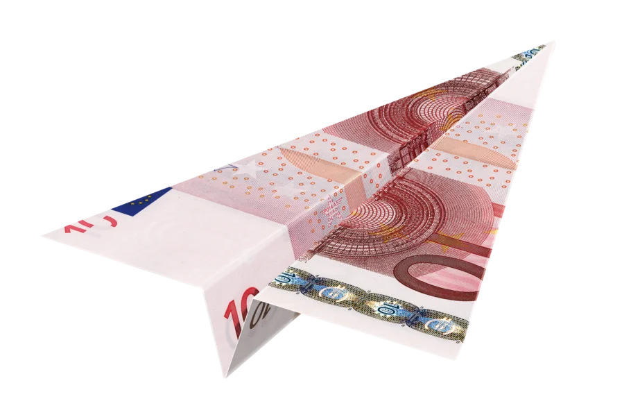 Avión de papel con billete de euro